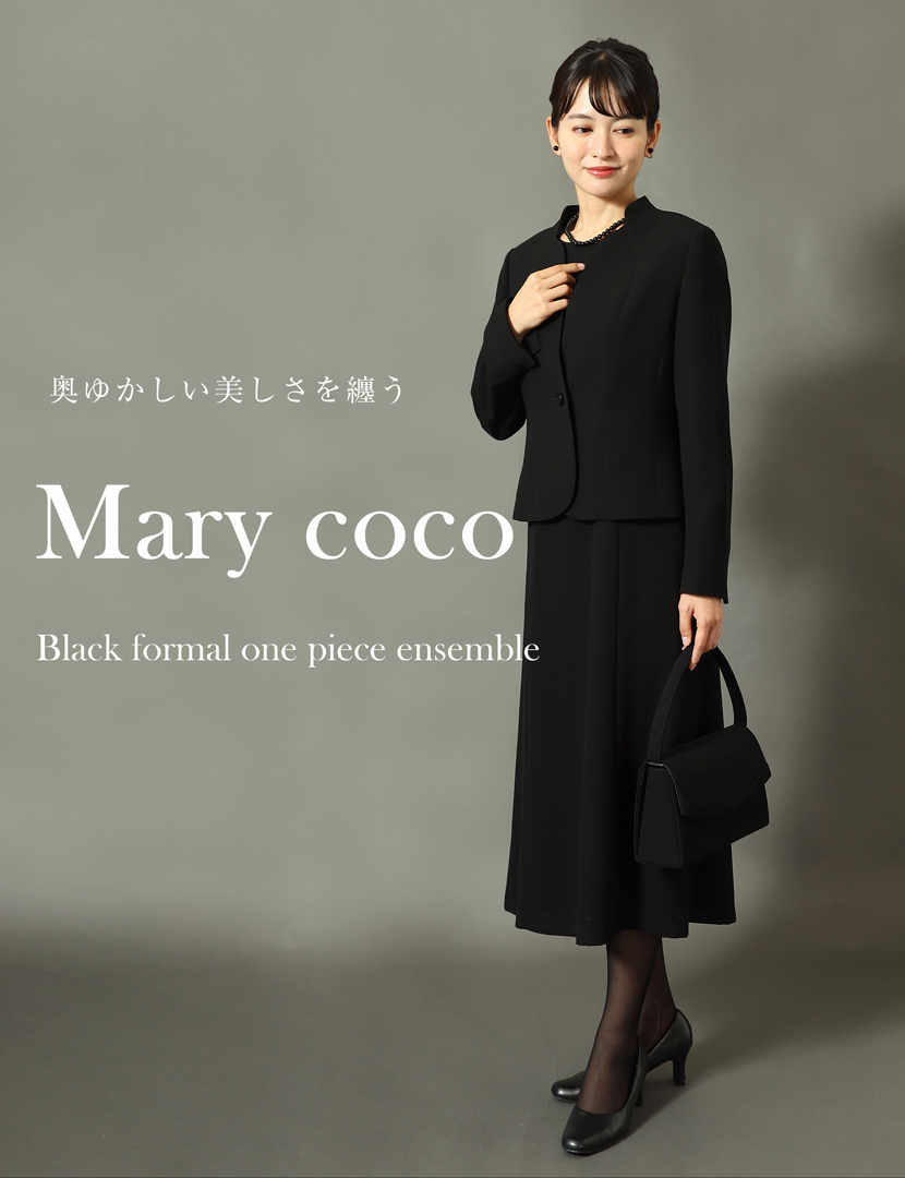 ブラックフォーマルを着た女性