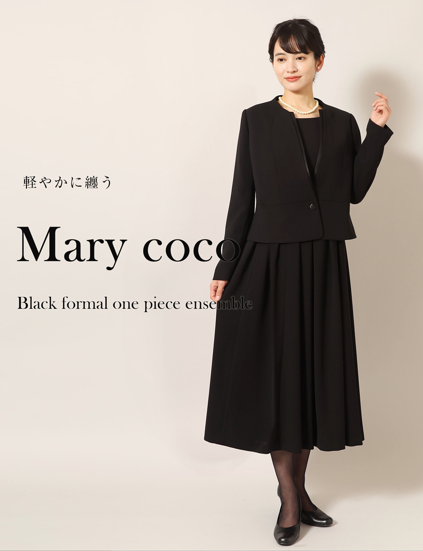 ブラックフォーマルを着た女性
